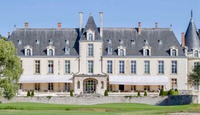 Helikoptera noma Château D’Augerville netālu no Fontainebleau