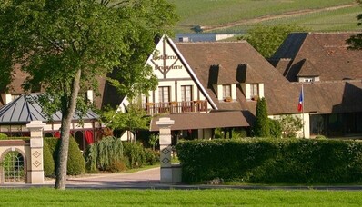 Hostellerie La Briqueterie Epernay Šampanieša gardēžu eskapāde ar helikopteru