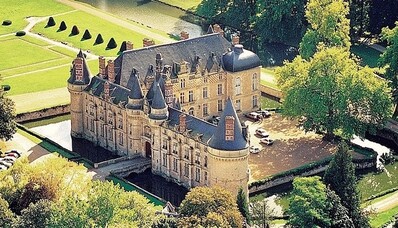 Iznomāt helikopteru Château D’Esclimont ar pārlidojumu pār Tour de Paris