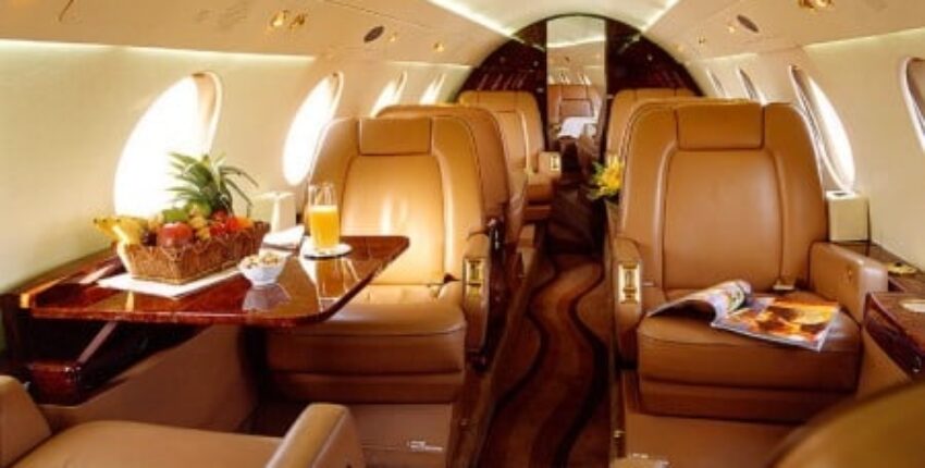 Jet privé Falcon 20 intérieur beige avec nourriture sur la table