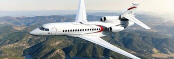 Jet privé Gulfstream G500 décollage au-dessus de la mer