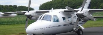 Location de jet privé : avion bimoteur ciel clair.
