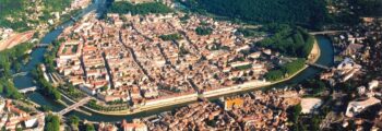 location de jet privé, Salerne : collines verdoyantes et bâtiments colorés