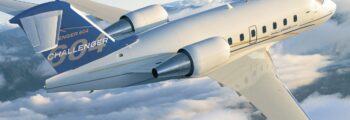 Jet privé Challenger 604 en vol dans les nuages