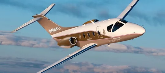 emplacement de jet privé : intérieur HAWKER 400 XP, sièges cuir beige.