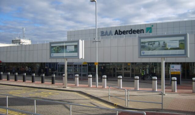 Entrée de l'aéroport d'Aberdeen, ciel nuageux en arrière-plan.