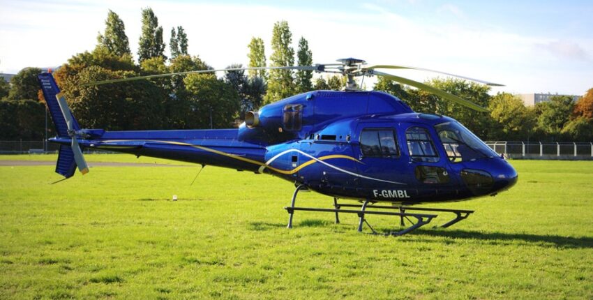 AS355 bleu posé sur l'herbe