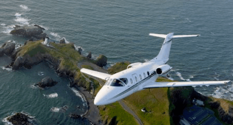 emplacement de jet privé : intérieur HAWKER 400 XP, sièges cuir beige.