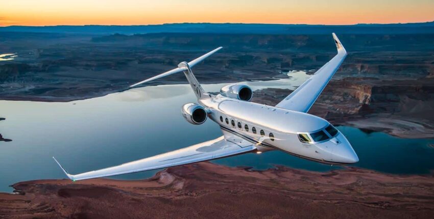 BBJ en vol avec couché de soleil au dessus de la mer et des côtes