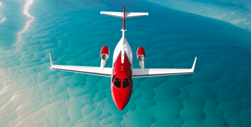 HondaJet en vol au-dessus de la mer