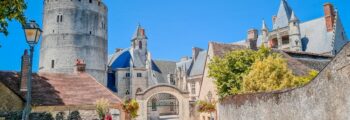 Mollis, village pittoresque avec montagnes et champs.