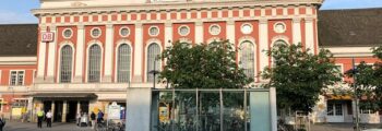 Amphithéâtre romain de Nîmes, vue aérienne ville méditerranéenne dense.