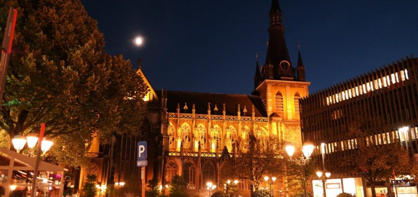 Place de la cathédrale illuminée en pleine nuit, Liège, Belgique