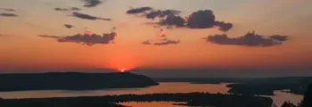 Vue sur l'océan au coucher du soleil.