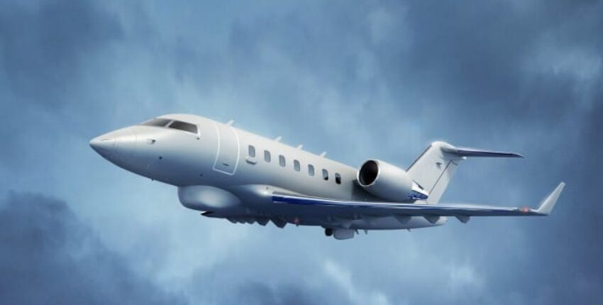 location de jet privé : Challenger 650 dans un ciel nuageux