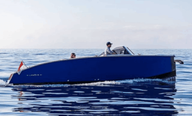 Bateau à moteur Lanéva Bateaux naviguant sur une eau bleue et calme.