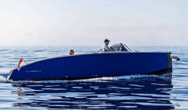 Bateau à moteur Lanéva Bateaux naviguant sur une eau bleue et calme.