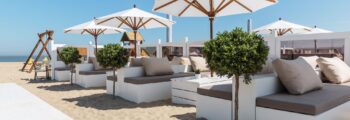 Plage Knokke-le-Zoute : lounge relaxant, canapés blancs, ciel bleu