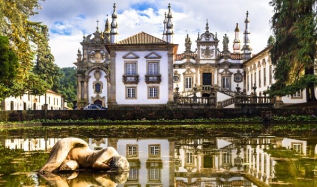 Palais baroque reflété dans un étang, Vila Real.