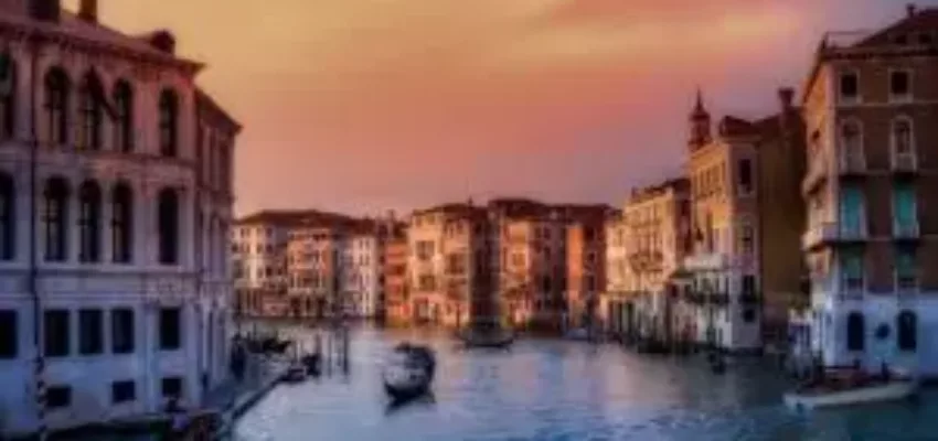 **Venise canal soir avec bateaux, bâtiments colorés anciens**