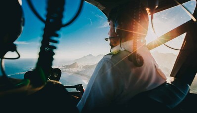 Viss, kas jums jāzina par helikoptera pilota profesiju: apmācība, alga, karjeras iespējas..