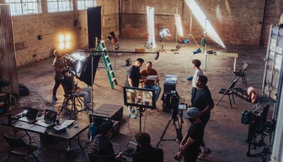 Filmu uzņemšanas grupu un filmēšanas aprīkojuma pārvadāšana: izmantojiet privāto aviāciju.