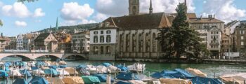 Voyage de Paris à Calvi : vue aérienne de ville côtière