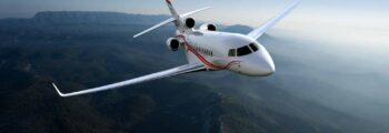 Jet privé Gulfstream G500 décollage au-dessus de la mer